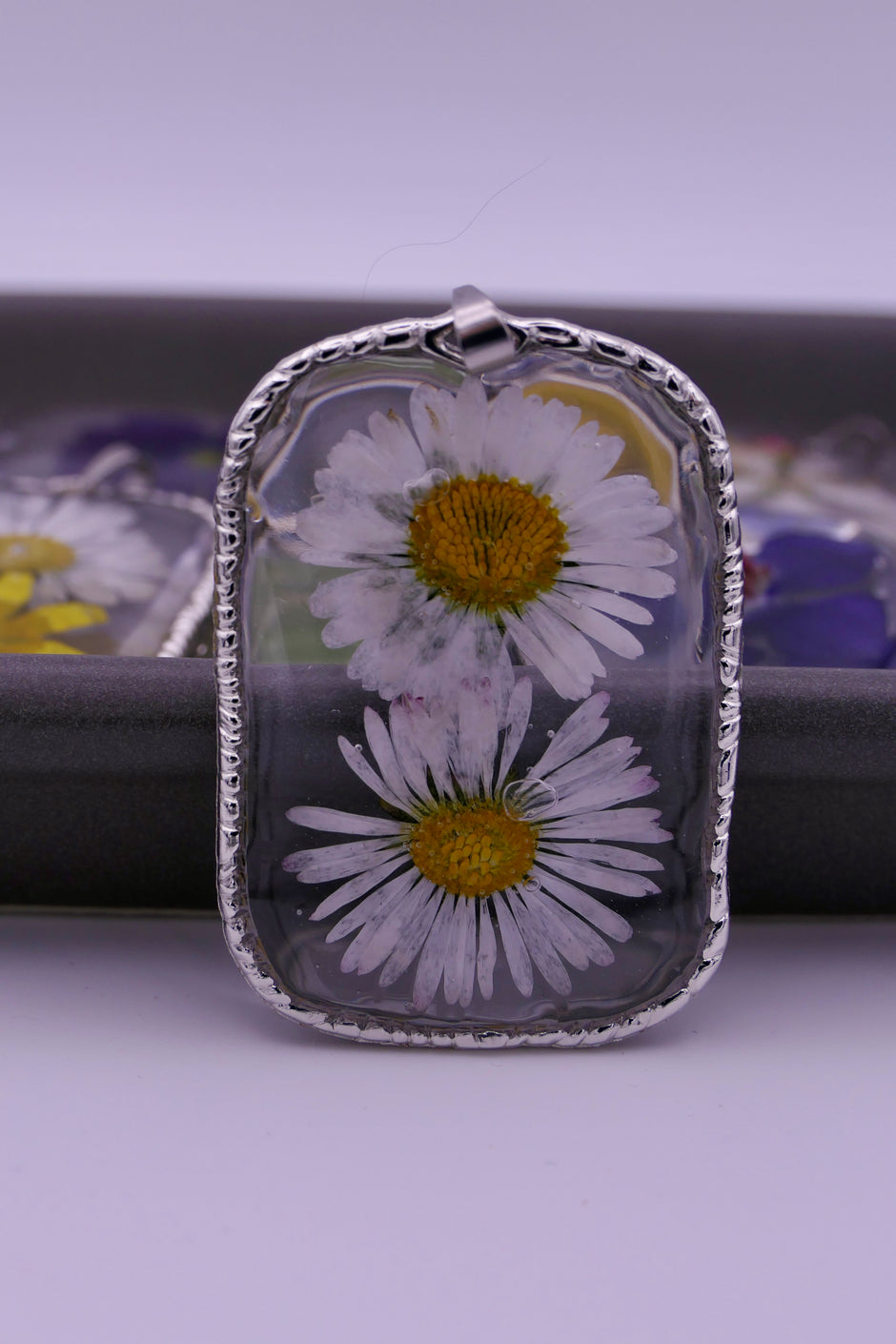 White daisies pendants