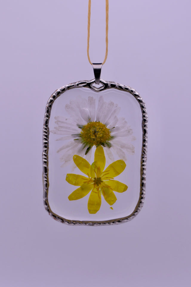 White daisies pendants