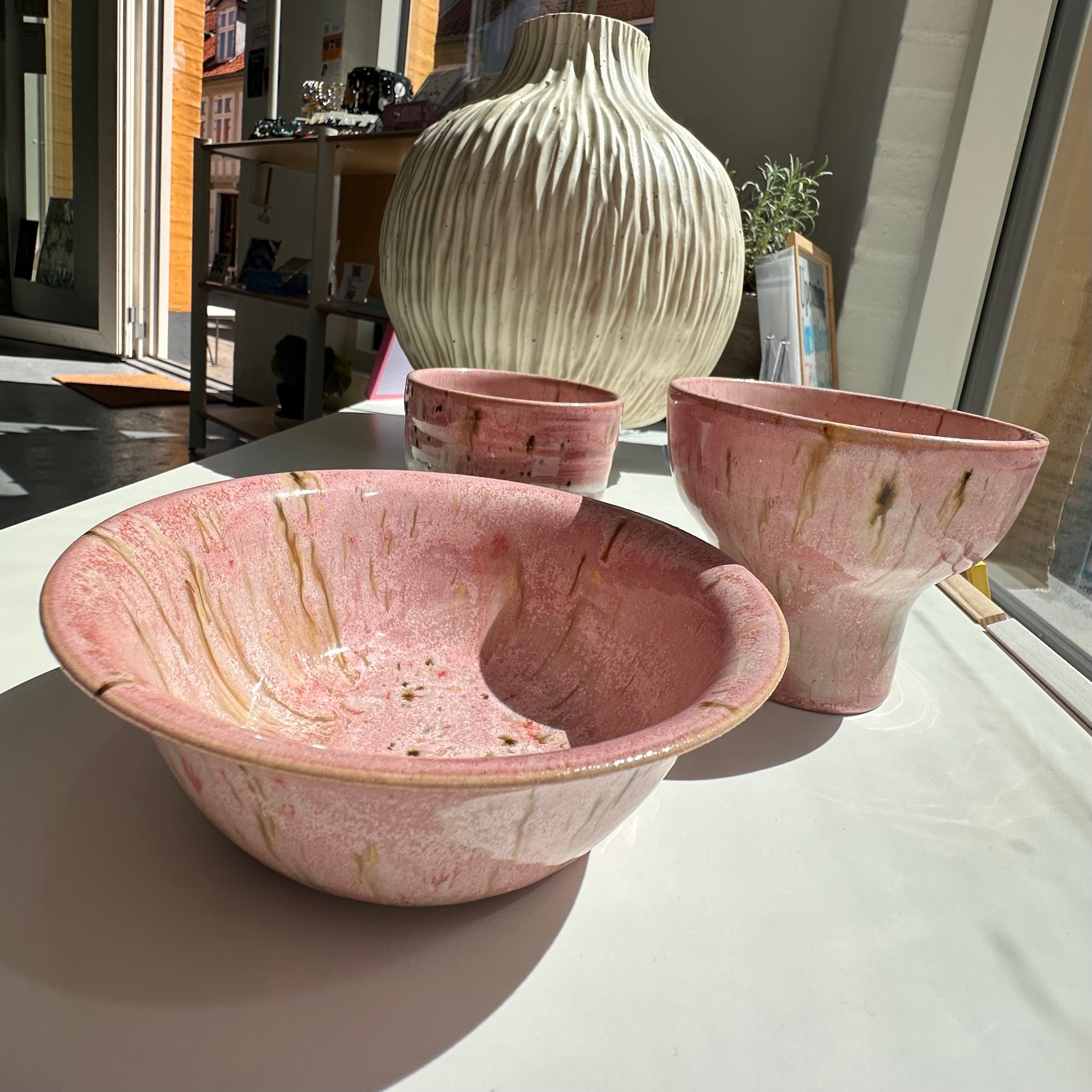 Pink standing bowl