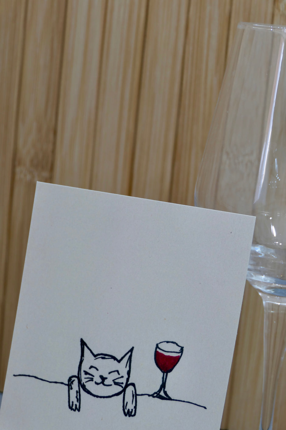 Le chat au vin rouge