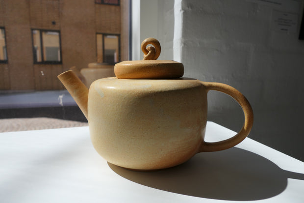 Light yellow teapots