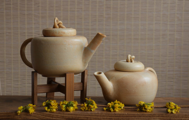 Light yellow teapots
